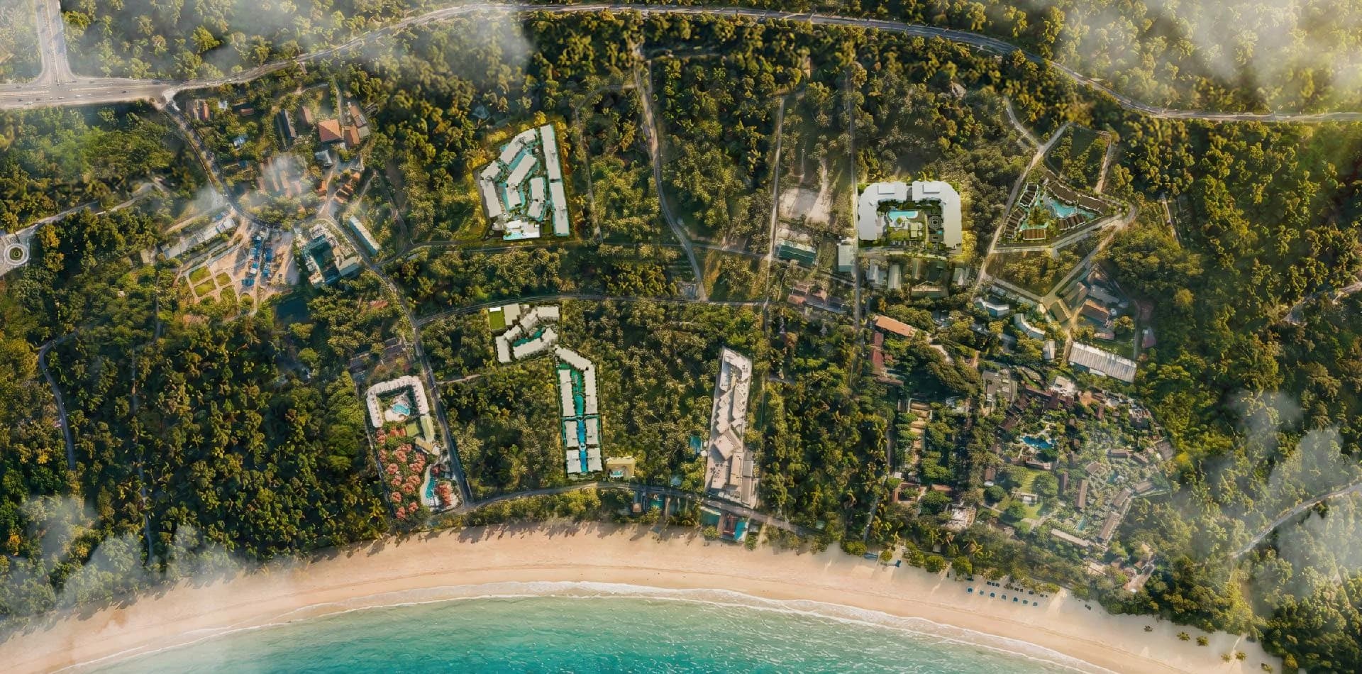 Nai Yang desde el aire: la playa, el bosque de casuarinas del Parque Nacional de Sirinat y la franja de resorts