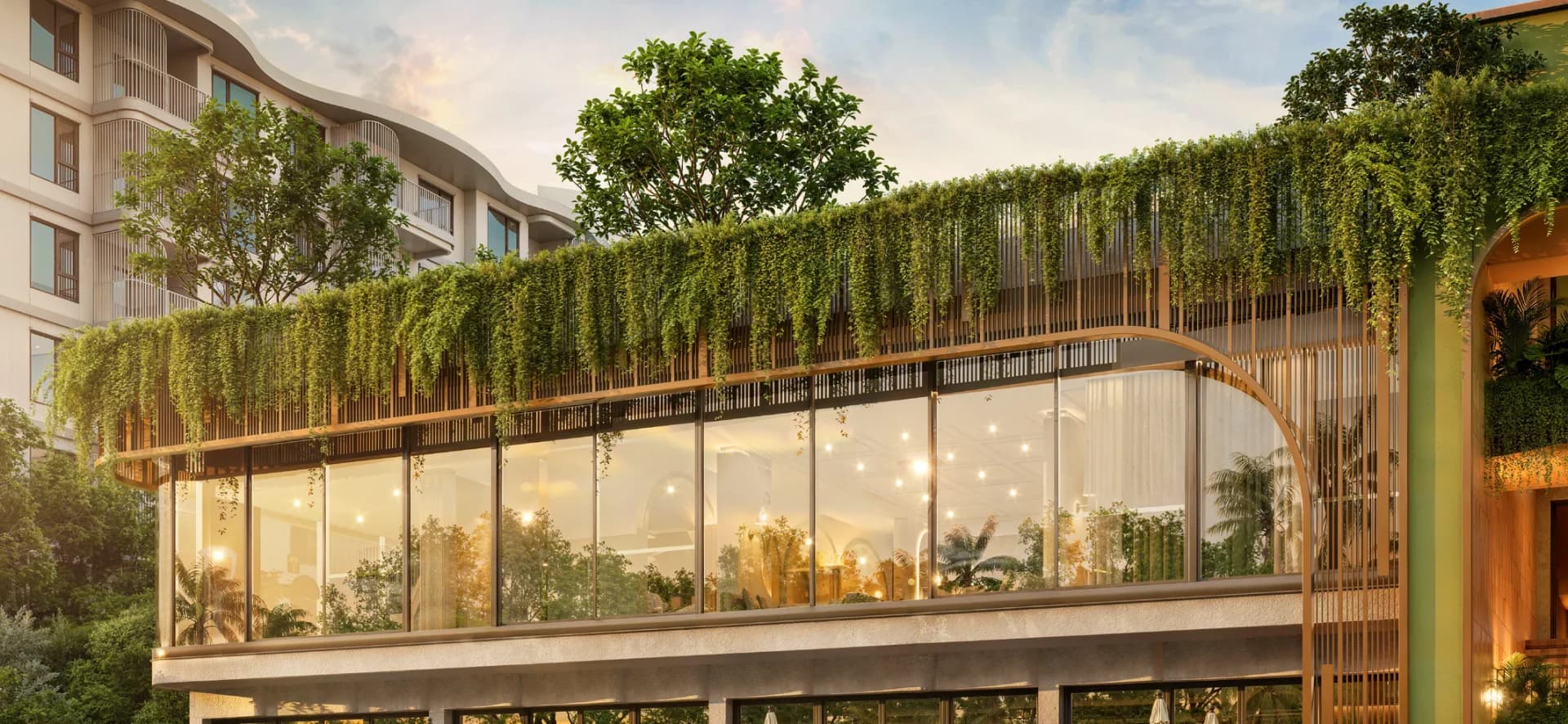 Esquina del clubhouse con una pantalla de madera en arco y una columna verde oliva