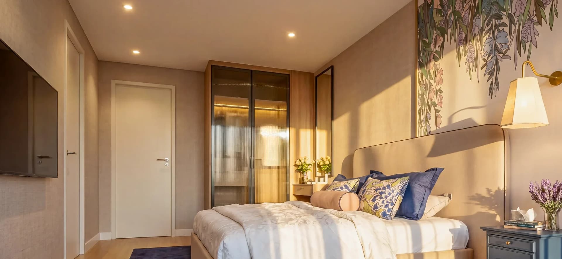 1 Bedroom: el dormitorio con armario y papel pintado floral